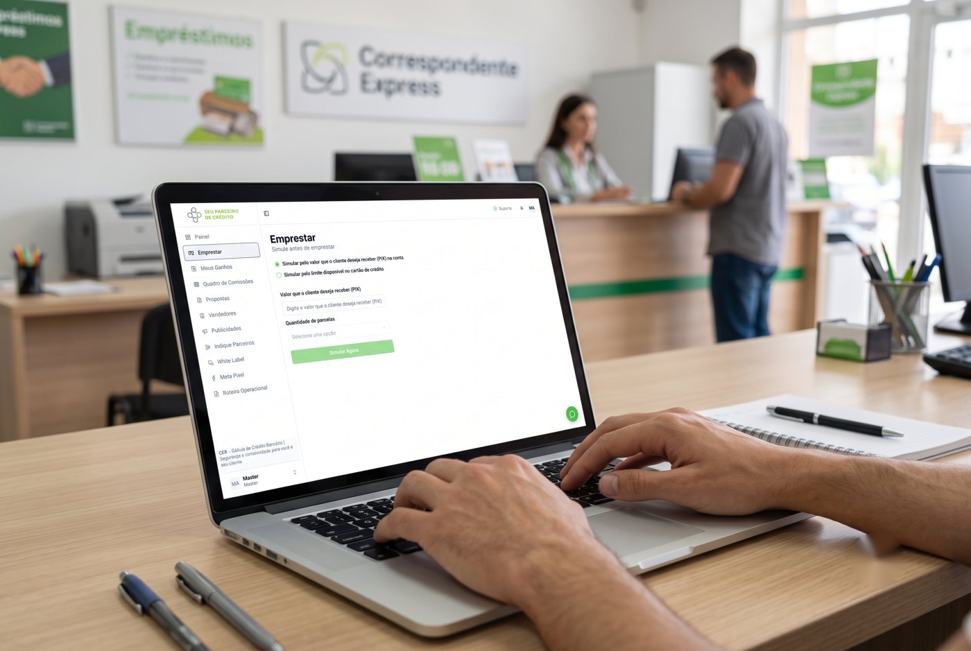 Parceiro operando o painel white label da Gyroo em um notebook, sobre a mesa de uma loja de crédito
